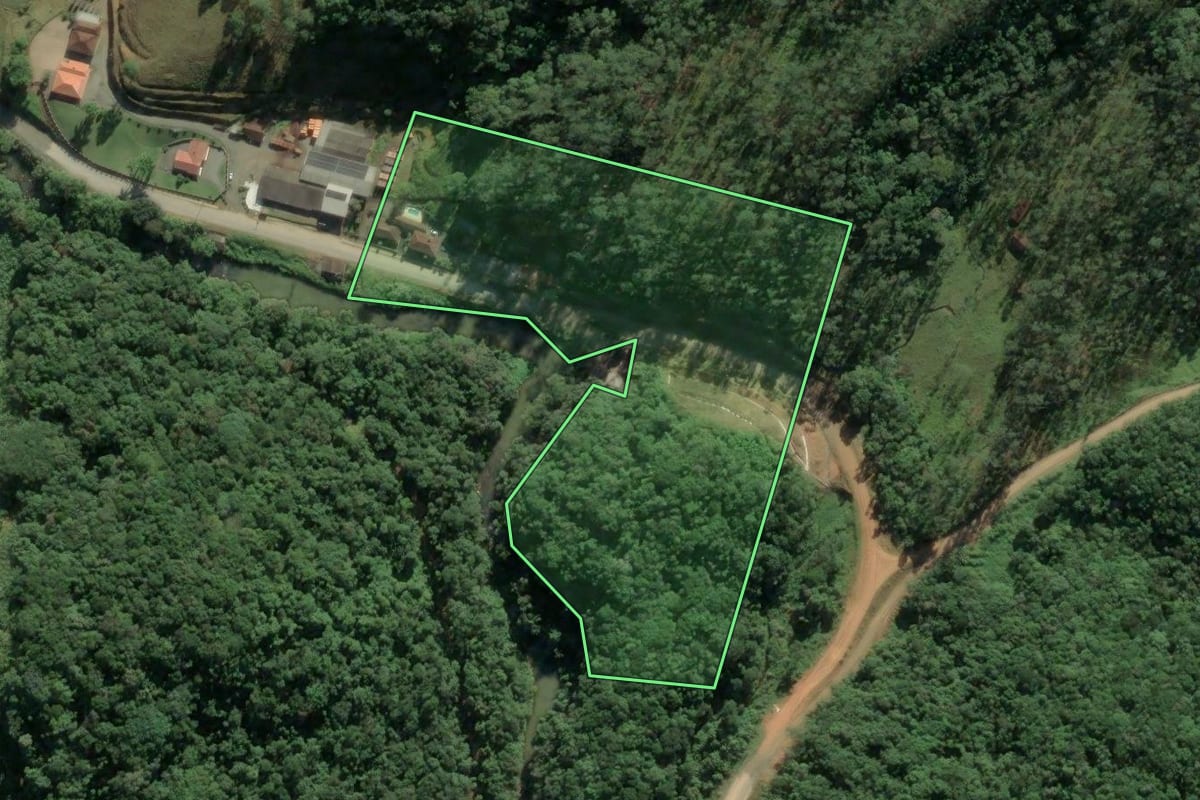 Imagem de satélite do imóvel rural em Luiz Alves (SC), com o contorno declarado no CAR desenhado por cima.