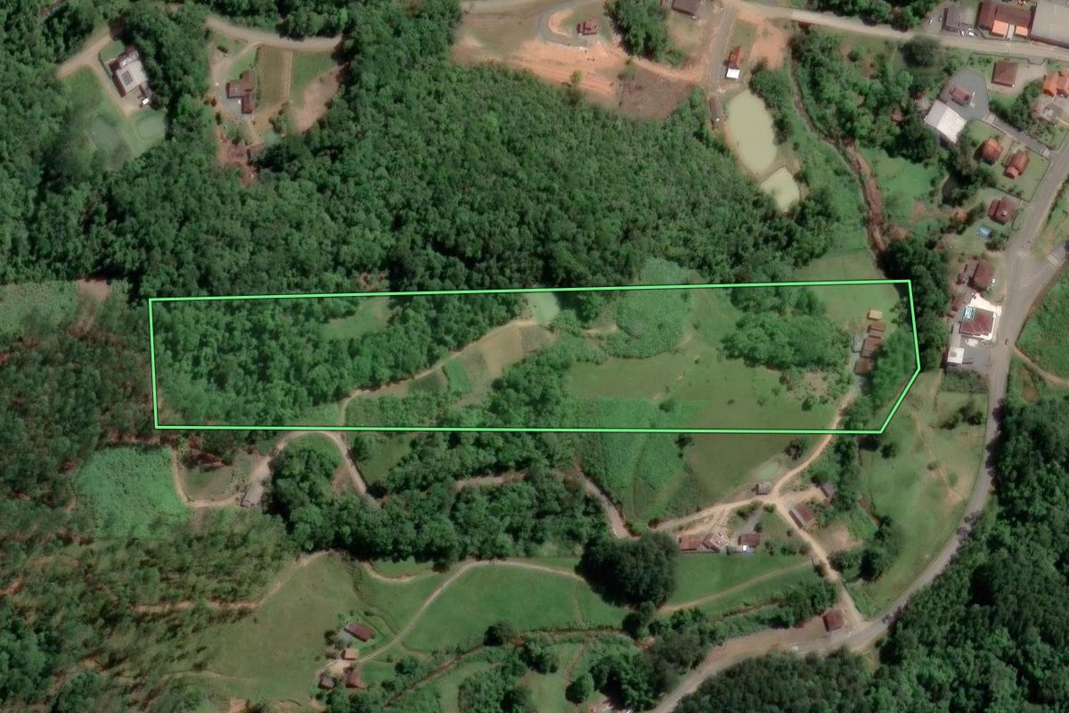 Imagem de satélite do imóvel rural em Luiz Alves (SC), com o contorno declarado no CAR desenhado por cima.
