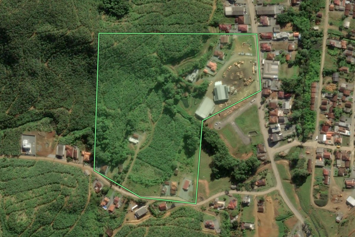 Imagem de satélite do imóvel rural em Luiz Alves (SC), com o contorno declarado no CAR desenhado por cima.