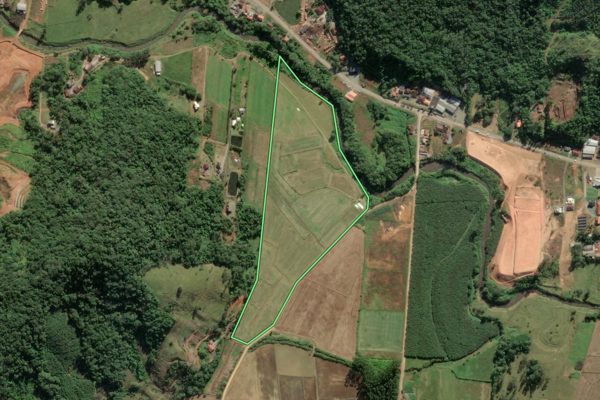 Imagem de satélite do imóvel rural em Luiz Alves (SC), com o contorno declarado no CAR desenhado por cima.