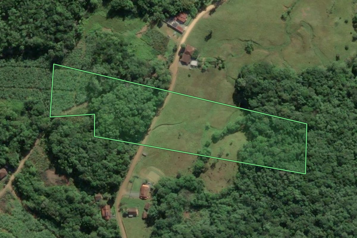 Imagem de satélite do imóvel rural em Luiz Alves (SC), com o contorno declarado no CAR desenhado por cima.