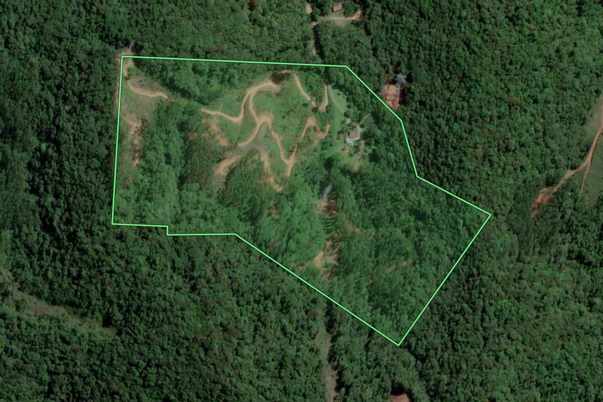 Imagem de satélite do imóvel rural em Luiz Alves (SC), com o contorno declarado no CAR desenhado por cima.