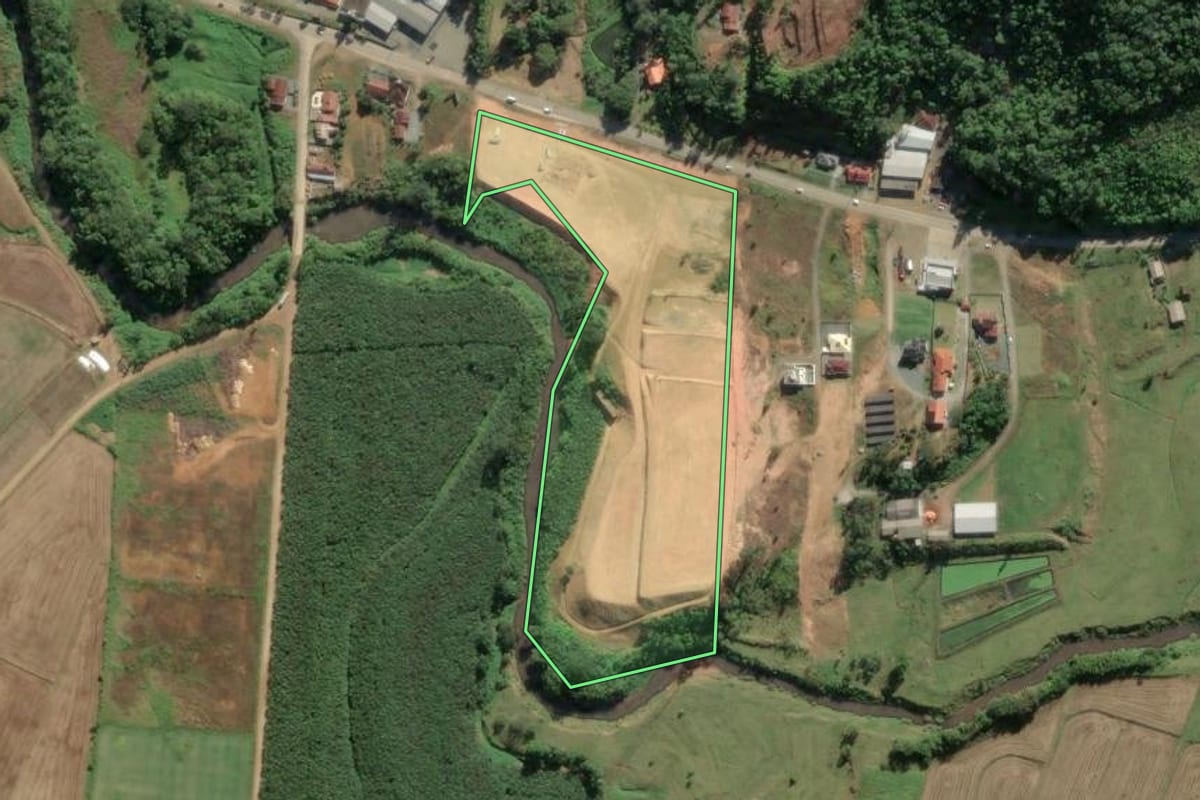 Imagem de satélite do imóvel rural em Luiz Alves (SC), com o contorno declarado no CAR desenhado por cima.