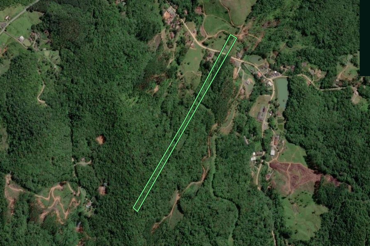 Imagem de satélite do imóvel rural em Luiz Alves (SC), com o contorno declarado no CAR desenhado por cima.
