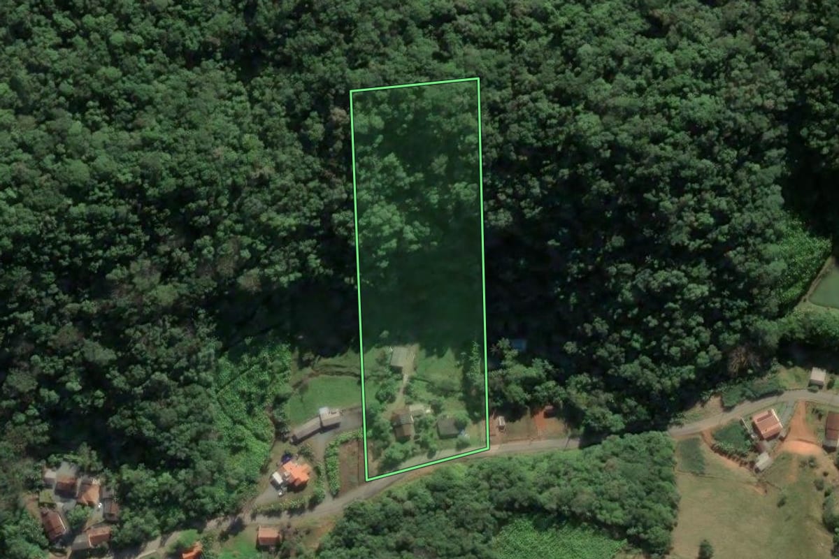 Imagem de satélite do imóvel rural em Luiz Alves (SC), com o contorno declarado no CAR desenhado por cima.