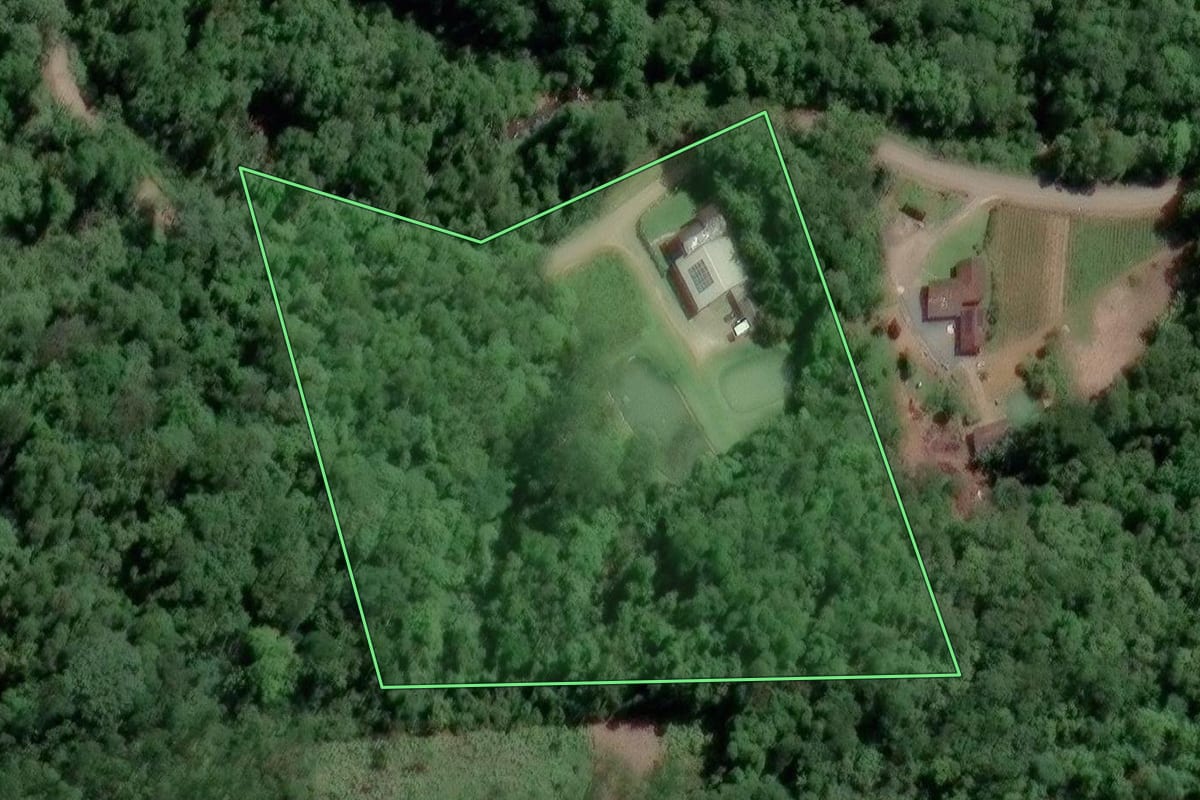 Imagem de satélite do imóvel rural em Luiz Alves (SC), com o contorno declarado no CAR desenhado por cima.
