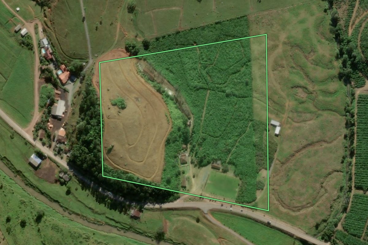 Imagem de satélite do imóvel rural em Luiz Alves (SC), com o contorno declarado no CAR desenhado por cima.