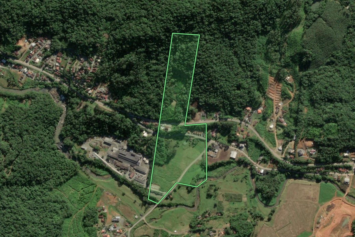 Imagem de satélite do imóvel rural em Luiz Alves (SC), com o contorno declarado no CAR desenhado por cima.