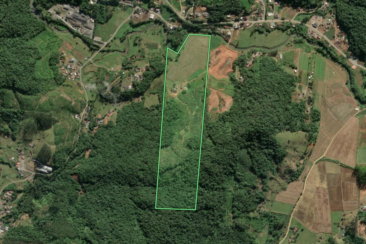 Imagem de satélite do imóvel rural em Luiz Alves (SC), com o contorno declarado no CAR desenhado por cima.