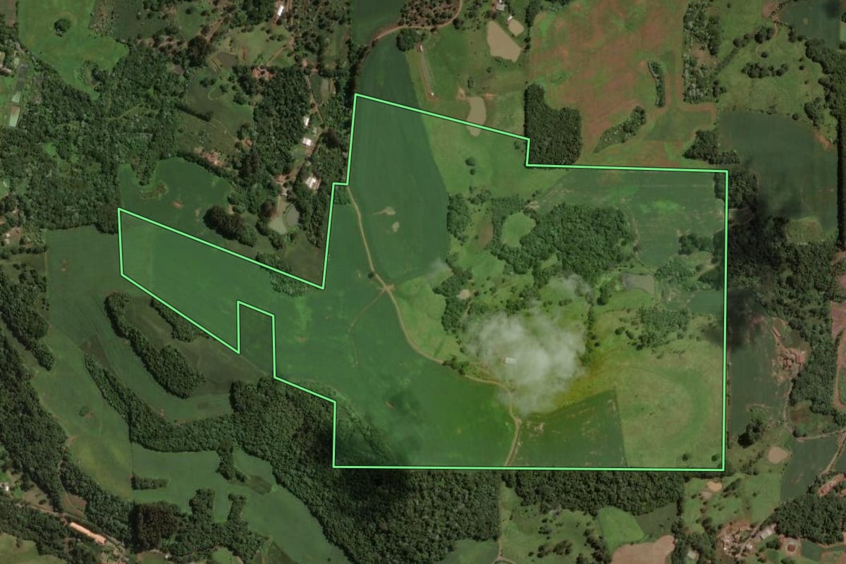 Imagem de satélite do imóvel rural em Luzerna (SC), com o contorno declarado no CAR desenhado por cima.