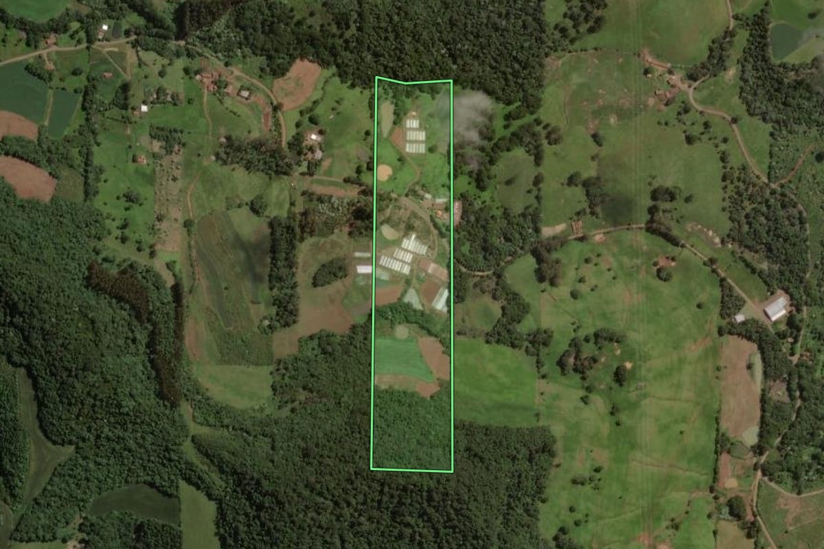 Imagem de satélite do imóvel rural em Luzerna (SC), com o contorno declarado no CAR desenhado por cima.