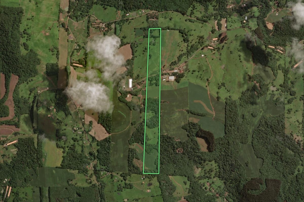 Imagem de satélite do imóvel rural em Luzerna (SC), com o contorno declarado no CAR desenhado por cima.
