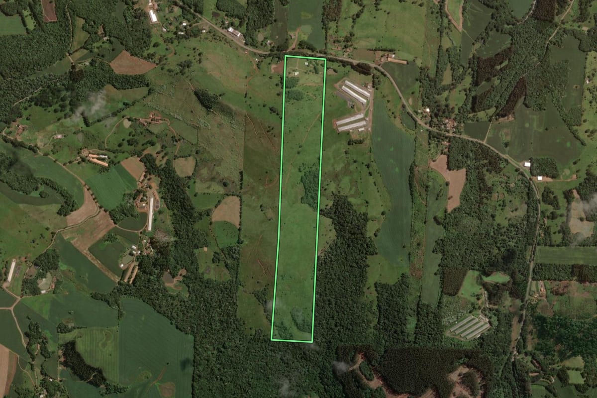 Imagem de satélite do imóvel rural em Luzerna (SC), com o contorno declarado no CAR desenhado por cima.
