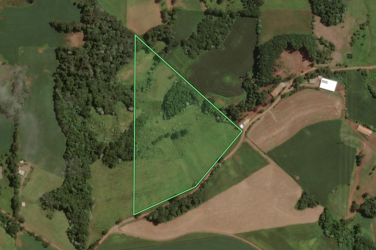 Imagem de satélite do imóvel rural em Luzerna (SC), com o contorno declarado no CAR desenhado por cima.