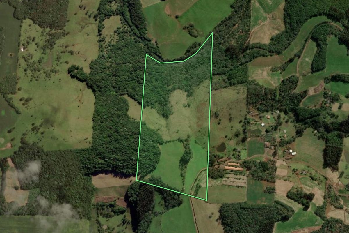 Imagem de satélite do imóvel rural em Luzerna (SC), com o contorno declarado no CAR desenhado por cima.