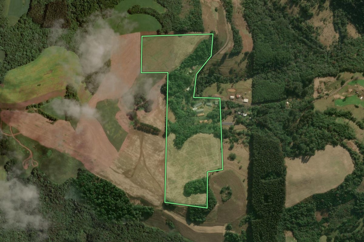 Imagem de satélite do imóvel rural em Luzerna (SC), com o contorno declarado no CAR desenhado por cima.