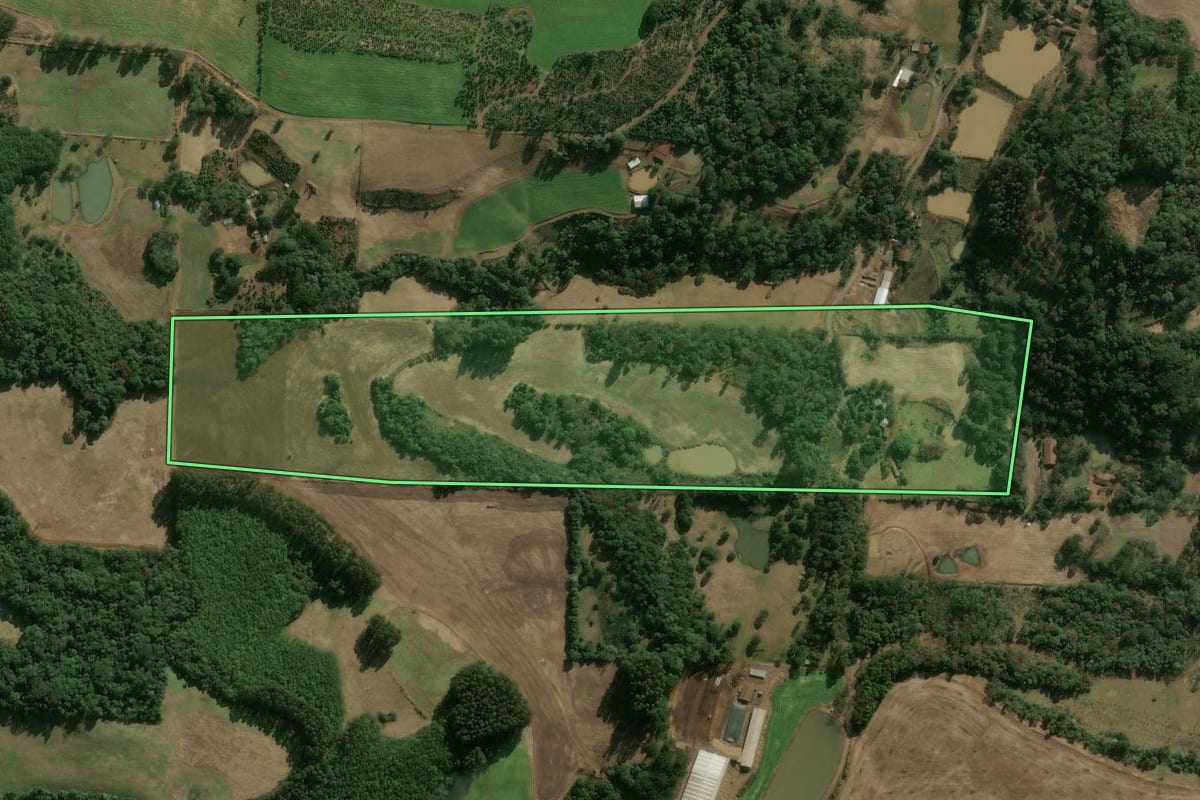 Imagem de satélite do imóvel rural em Luzerna (SC), com o contorno declarado no CAR desenhado por cima.