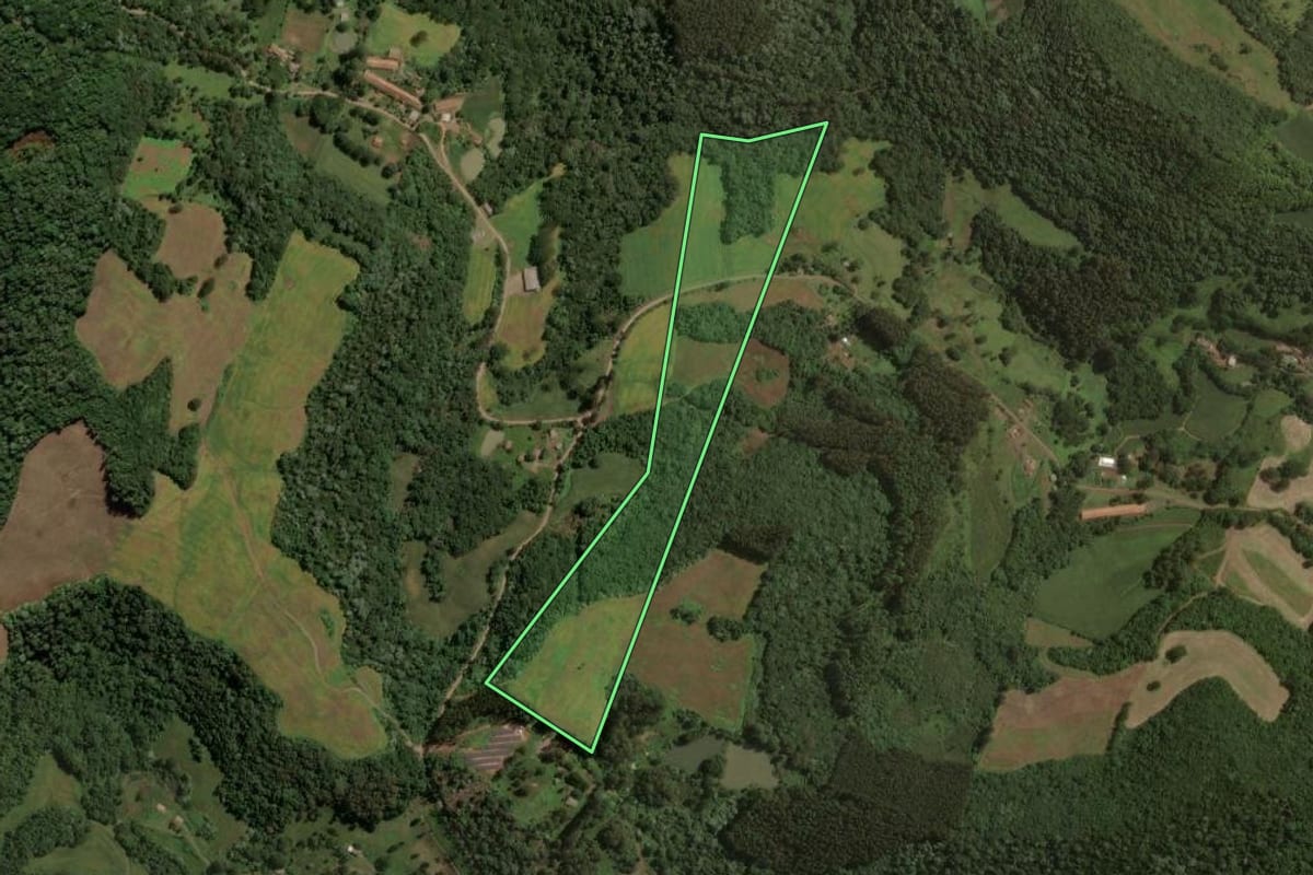 Imagem de satélite do imóvel rural em Luzerna (SC), com o contorno declarado no CAR desenhado por cima.