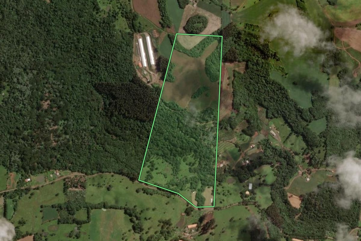 Imagem de satélite do imóvel rural em Luzerna (SC), com o contorno declarado no CAR desenhado por cima.