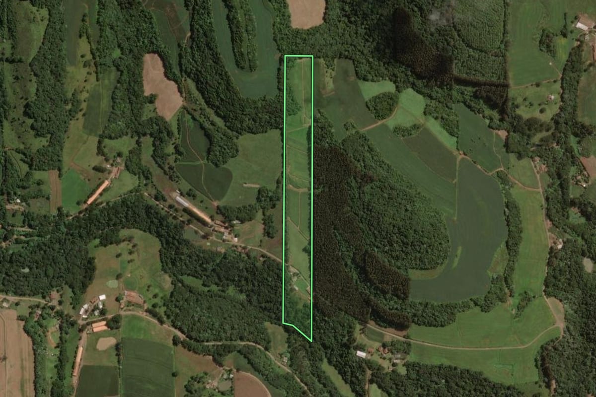 Imagem de satélite do imóvel rural em Luzerna (SC), com o contorno declarado no CAR desenhado por cima.