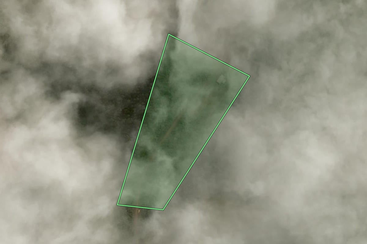 Imagem de satélite do imóvel rural em Luzerna (SC), com o contorno declarado no CAR desenhado por cima.