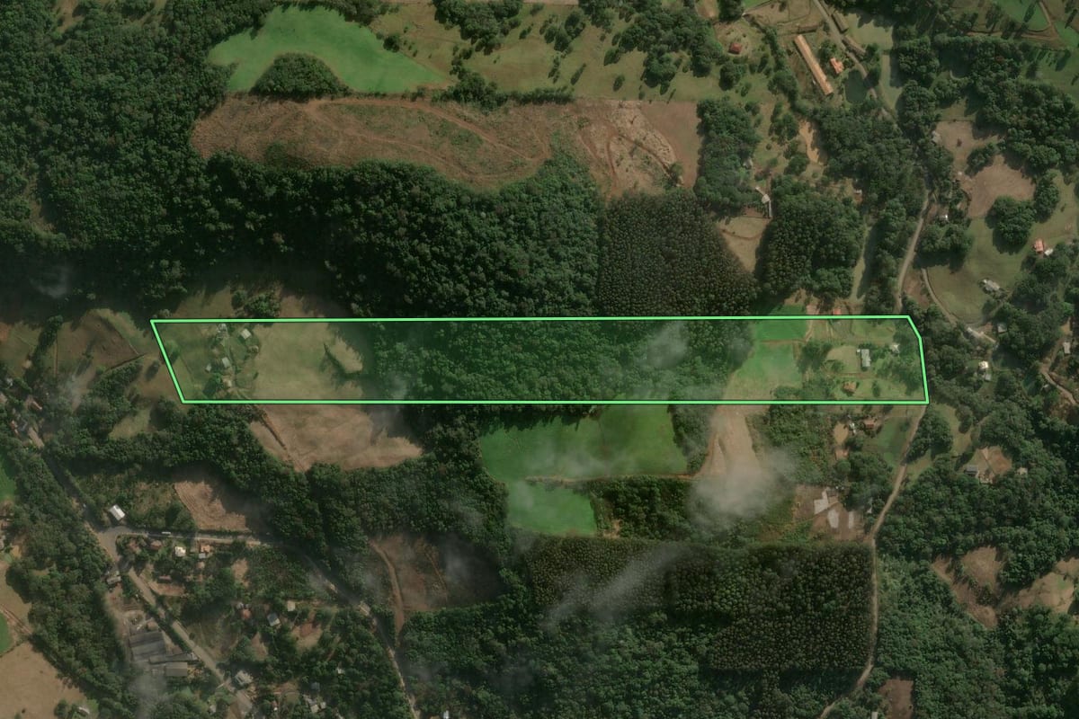 Imagem de satélite do imóvel rural em Luzerna (SC), com o contorno declarado no CAR desenhado por cima.