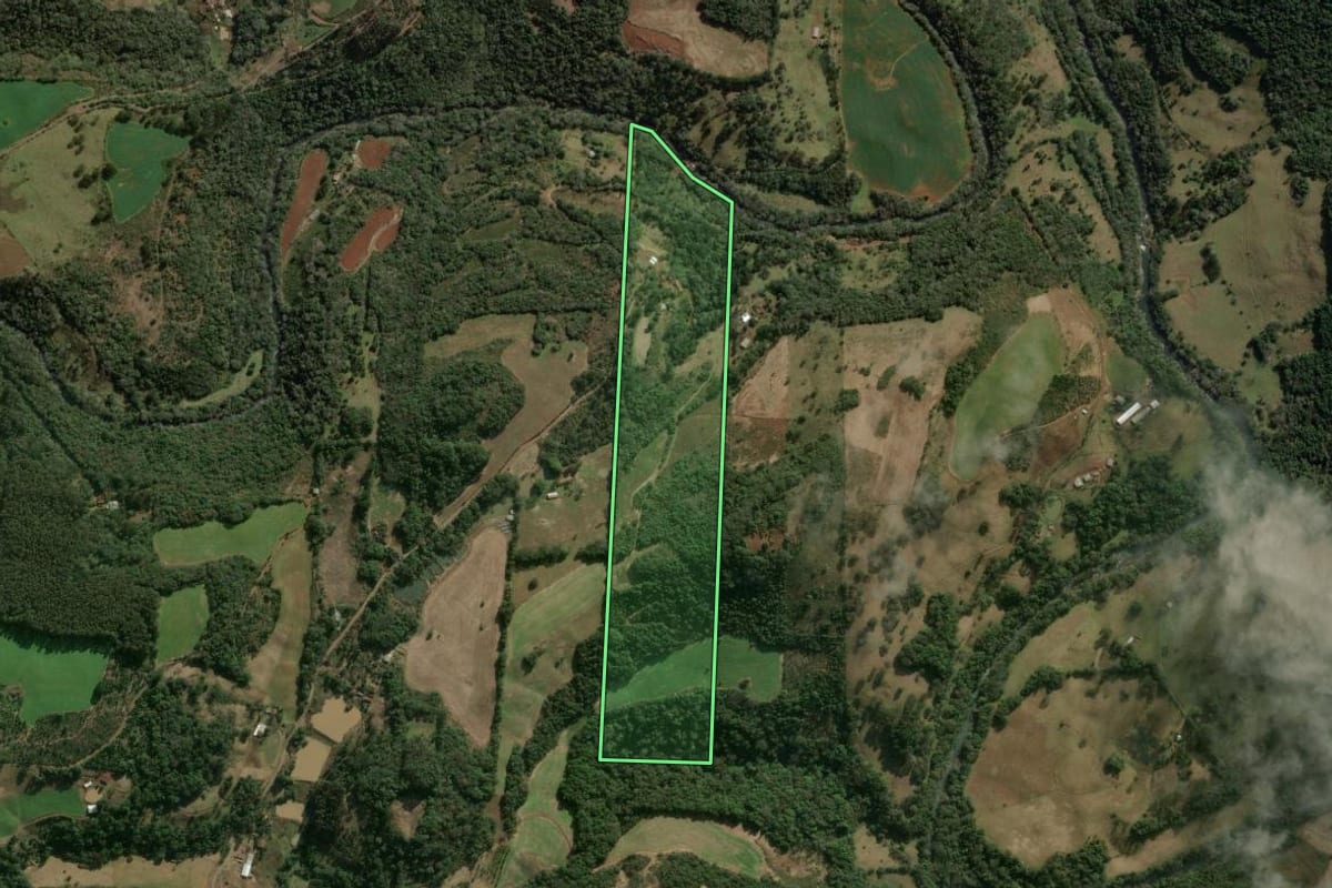 Imagem de satélite do imóvel rural em Luzerna (SC), com o contorno declarado no CAR desenhado por cima.