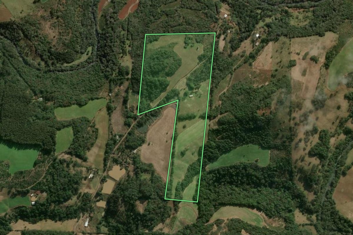 Imagem de satélite do imóvel rural em Luzerna (SC), com o contorno declarado no CAR desenhado por cima.