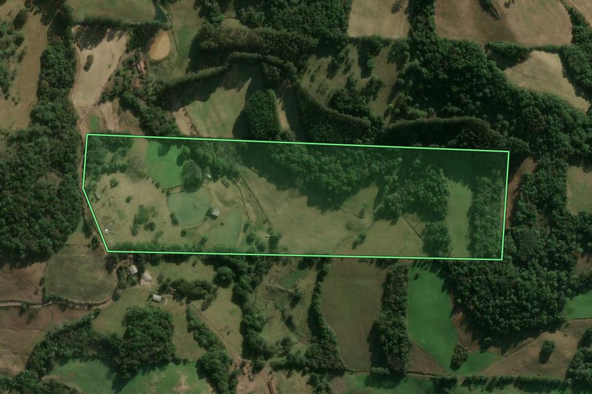 Imagem de satélite do imóvel rural em Luzerna (SC), com o contorno declarado no CAR desenhado por cima.
