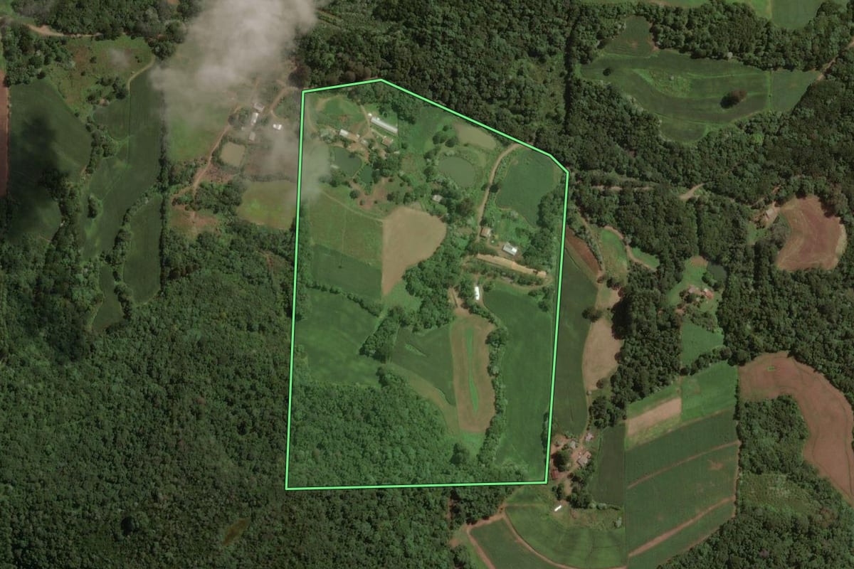 Imagem de satélite do imóvel rural em Luzerna (SC), com o contorno declarado no CAR desenhado por cima.