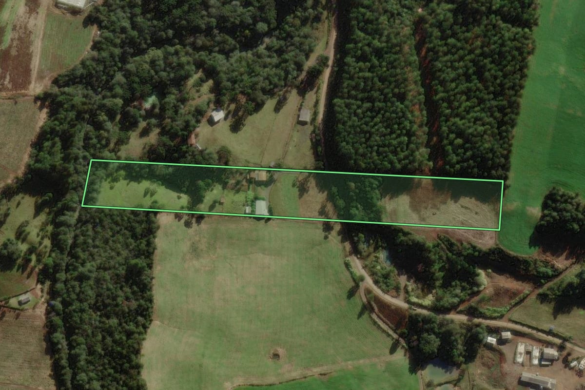 Imagem de satélite do imóvel rural em Macieira (SC), com o contorno declarado no CAR desenhado por cima.