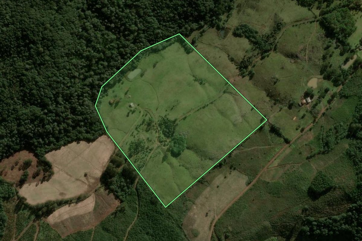 Imagem de satélite do imóvel rural em Macieira (SC), com o contorno declarado no CAR desenhado por cima.