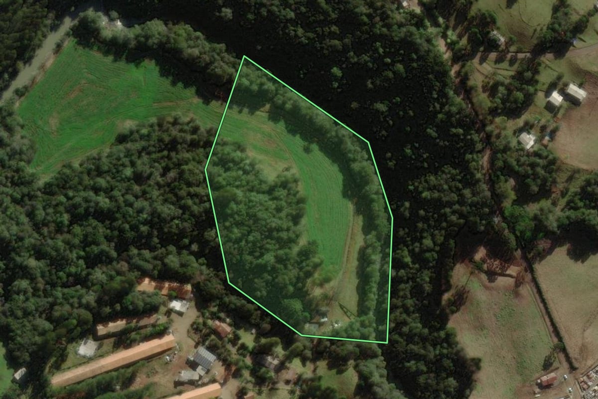 Imagem de satélite do imóvel rural em Macieira (SC), com o contorno declarado no CAR desenhado por cima.