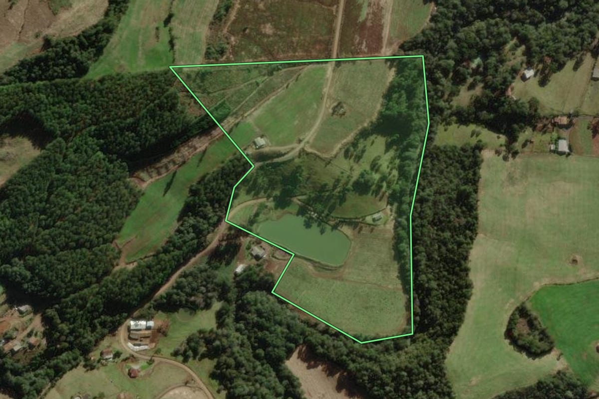 Imagem de satélite do imóvel rural em Macieira (SC), com o contorno declarado no CAR desenhado por cima.