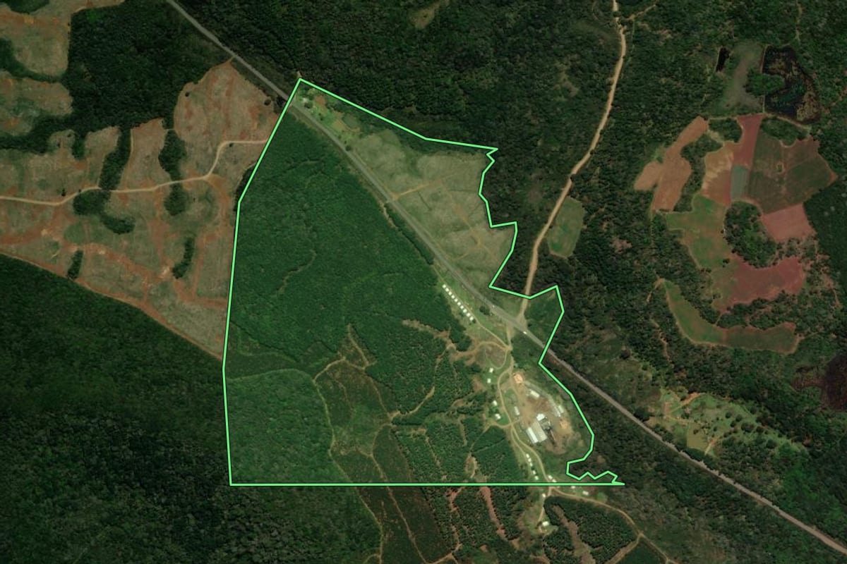 Imagem de satélite do imóvel rural em Macieira (SC), com o contorno declarado no CAR desenhado por cima.