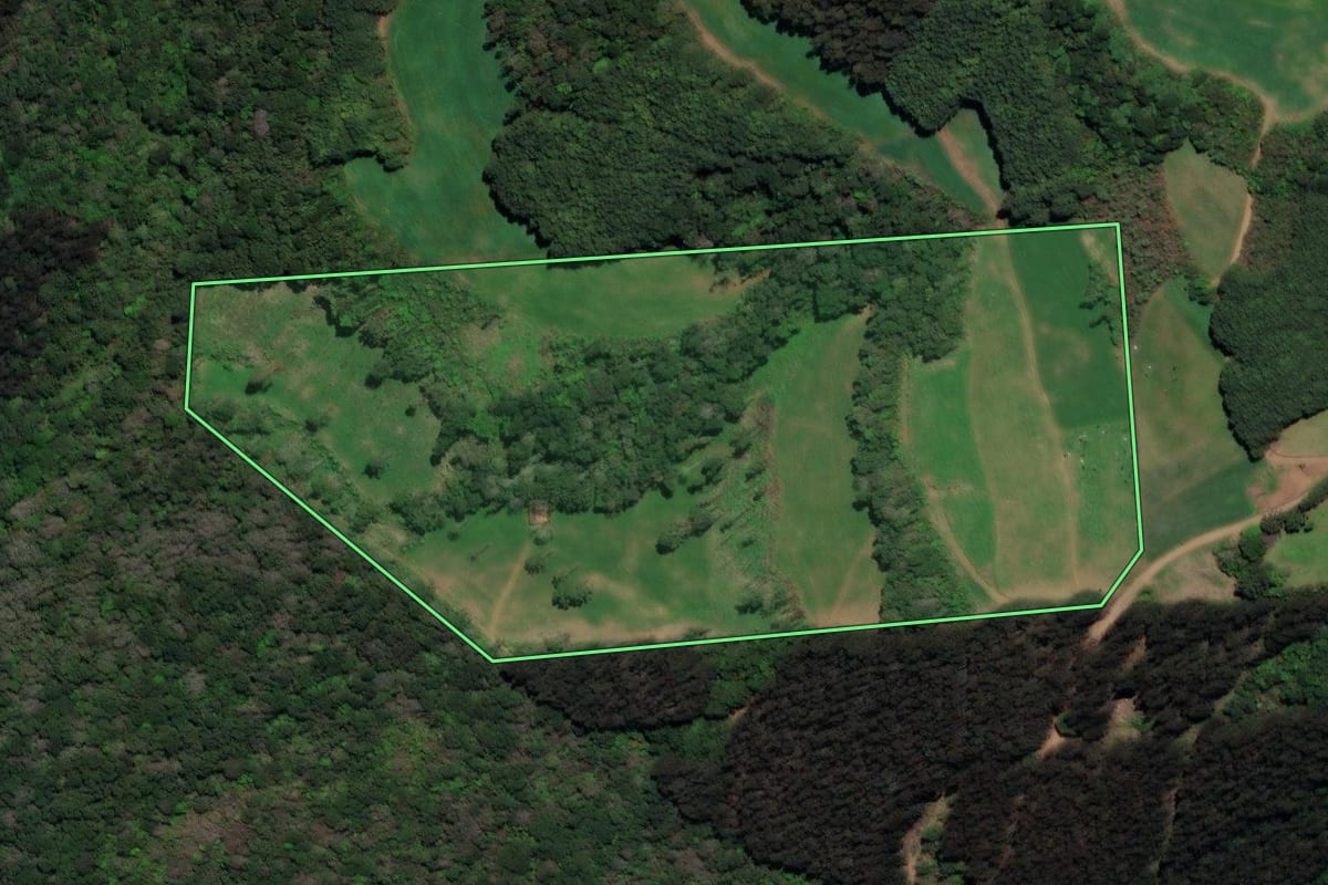 Imagem de satélite do imóvel rural em Macieira (SC), com o contorno declarado no CAR desenhado por cima.