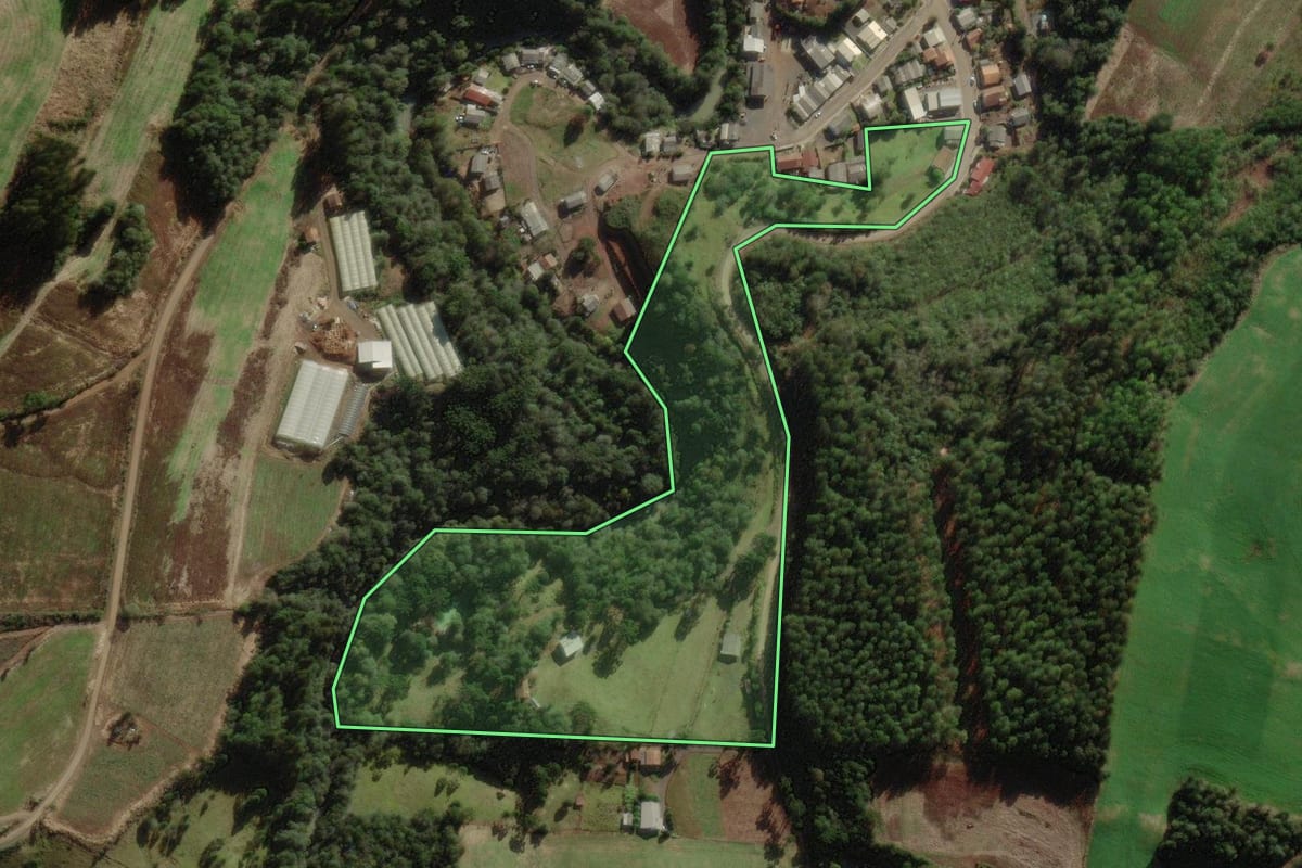 Imagem de satélite do imóvel rural em Macieira (SC), com o contorno declarado no CAR desenhado por cima.