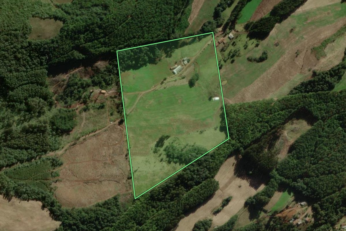 Imagem de satélite do imóvel rural em Macieira (SC), com o contorno declarado no CAR desenhado por cima.