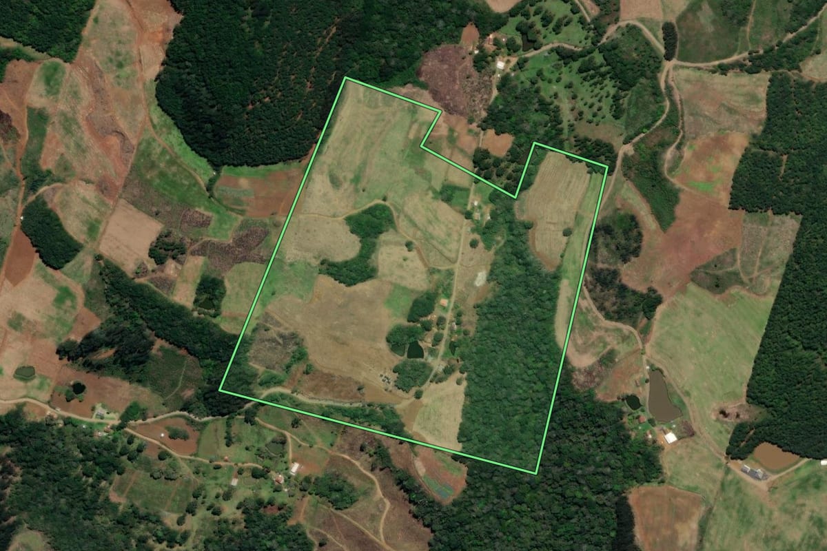 Imagem de satélite do imóvel rural em Macieira (SC), com o contorno declarado no CAR desenhado por cima.
