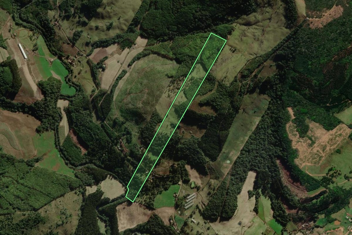 Imagem de satélite do imóvel rural em Macieira (SC), com o contorno declarado no CAR desenhado por cima.
