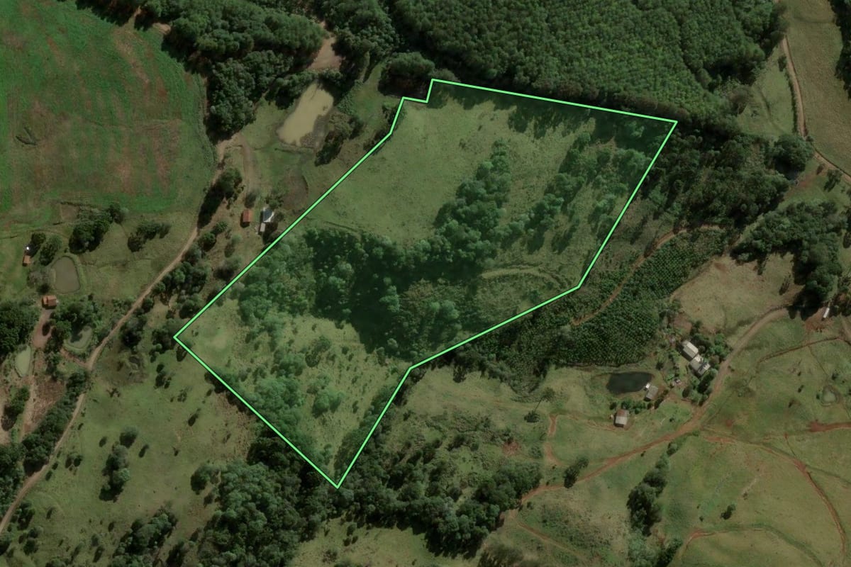 Imagem de satélite do imóvel rural em Macieira (SC), com o contorno declarado no CAR desenhado por cima.