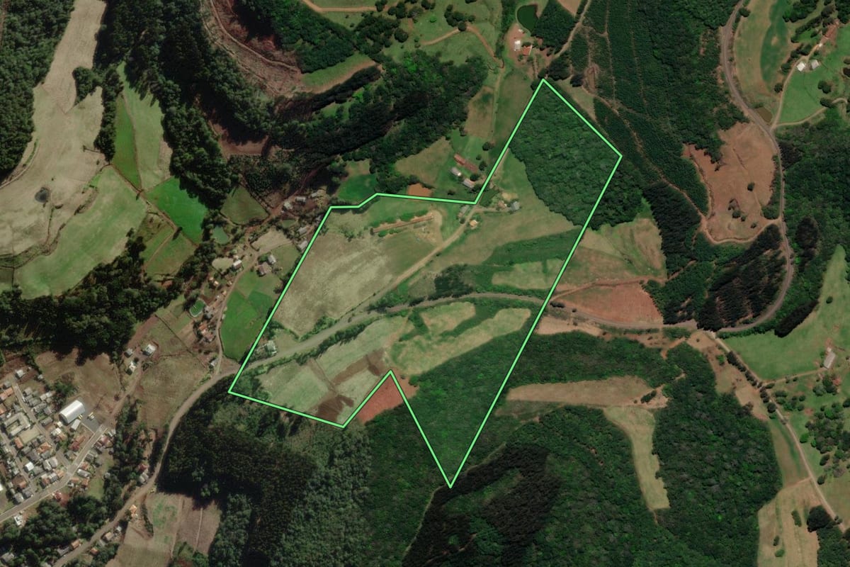 Imagem de satélite do imóvel rural em Macieira (SC), com o contorno declarado no CAR desenhado por cima.
