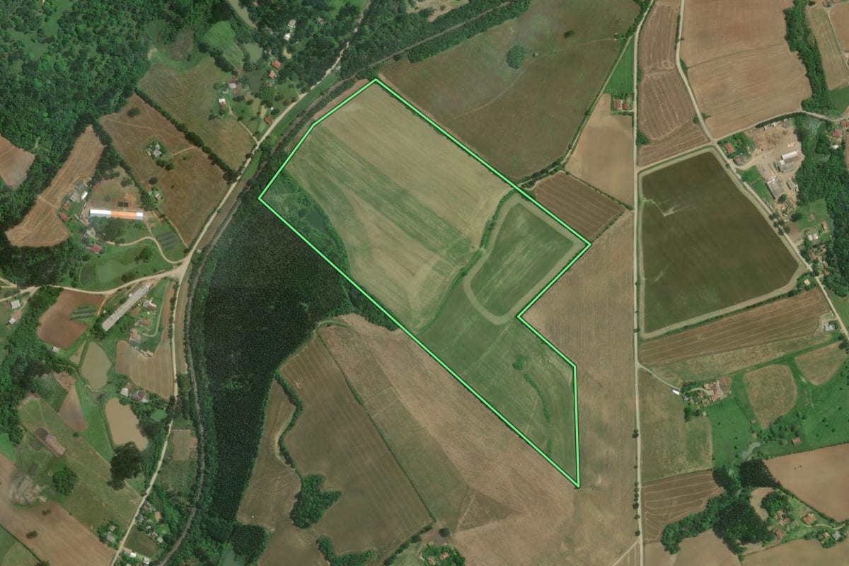 Imagem de satélite do imóvel rural em Mafra (SC), com o contorno declarado no CAR desenhado por cima.