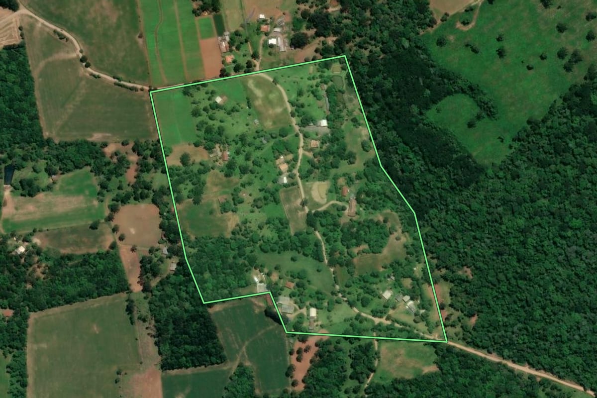 Imagem de satélite do imóvel rural em Mafra (SC), com o contorno declarado no CAR desenhado por cima.