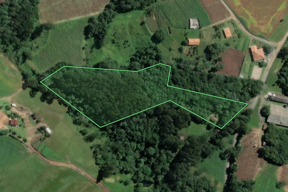 Imagem de satélite do imóvel rural em Mafra (SC), com o contorno declarado no CAR desenhado por cima.