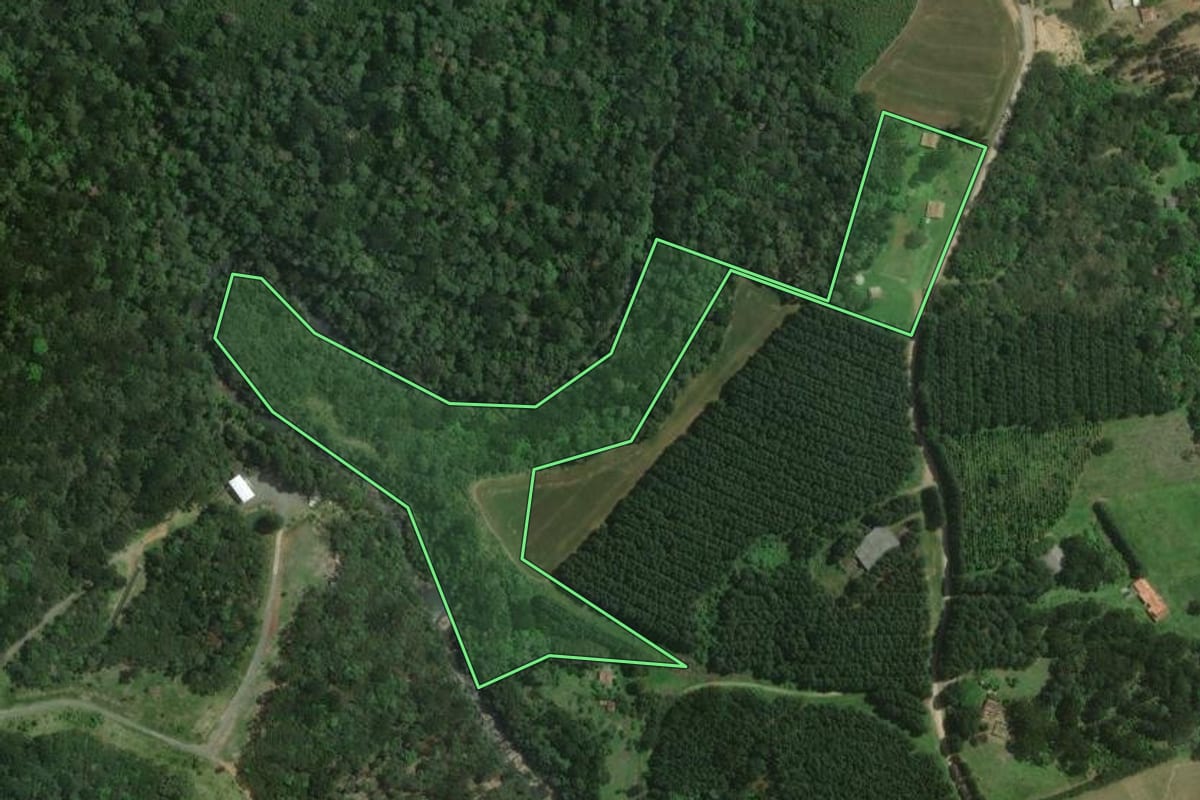 Imagem de satélite do imóvel rural em Mafra (SC), com o contorno declarado no CAR desenhado por cima.