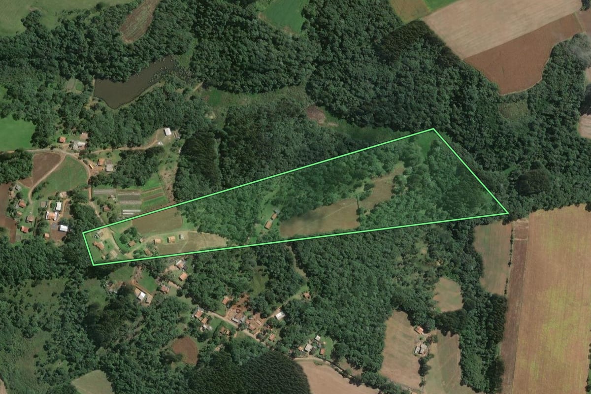 Imagem de satélite do imóvel rural em Mafra (SC), com o contorno declarado no CAR desenhado por cima.