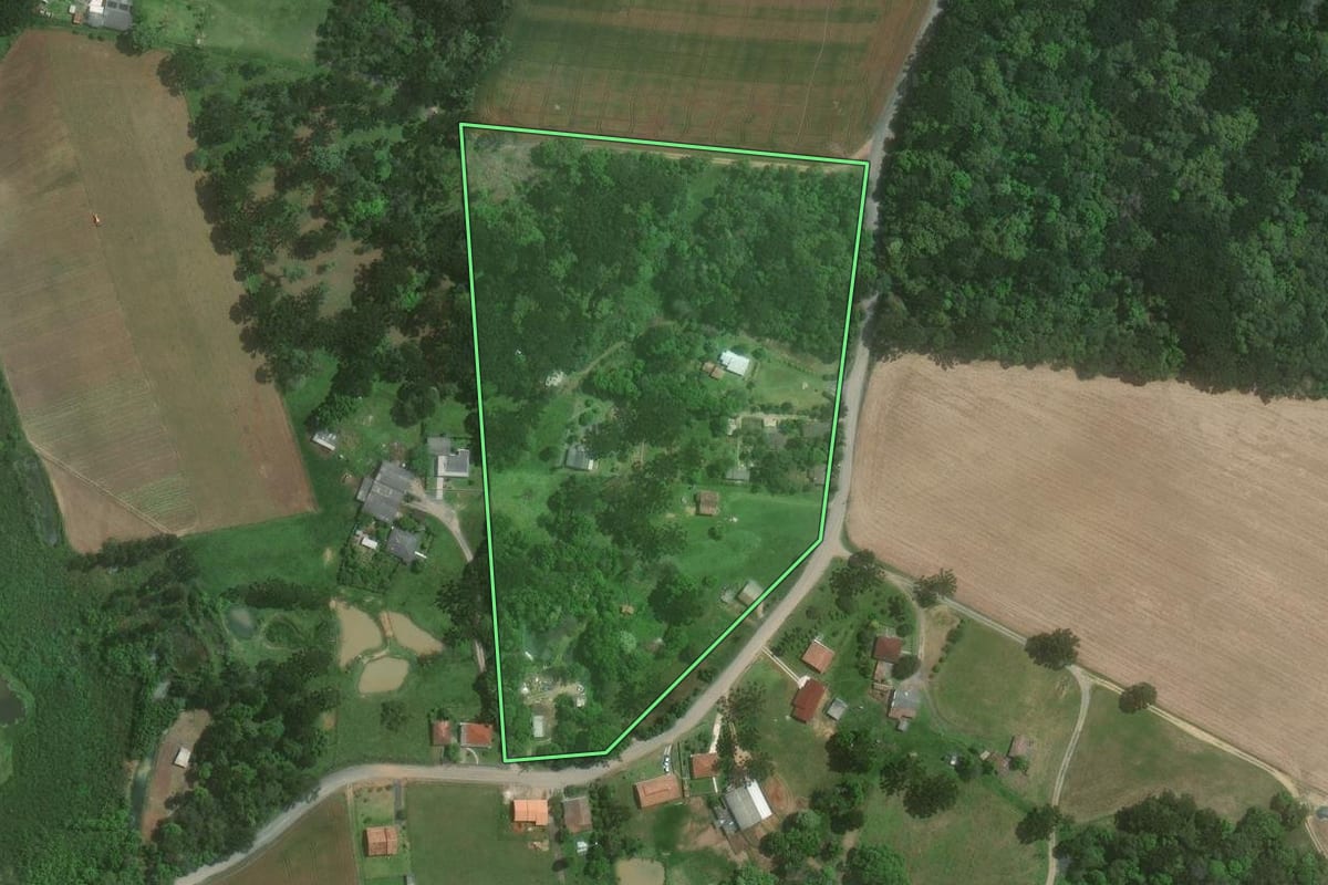 Imagem de satélite do imóvel rural em Mafra (SC), com o contorno declarado no CAR desenhado por cima.