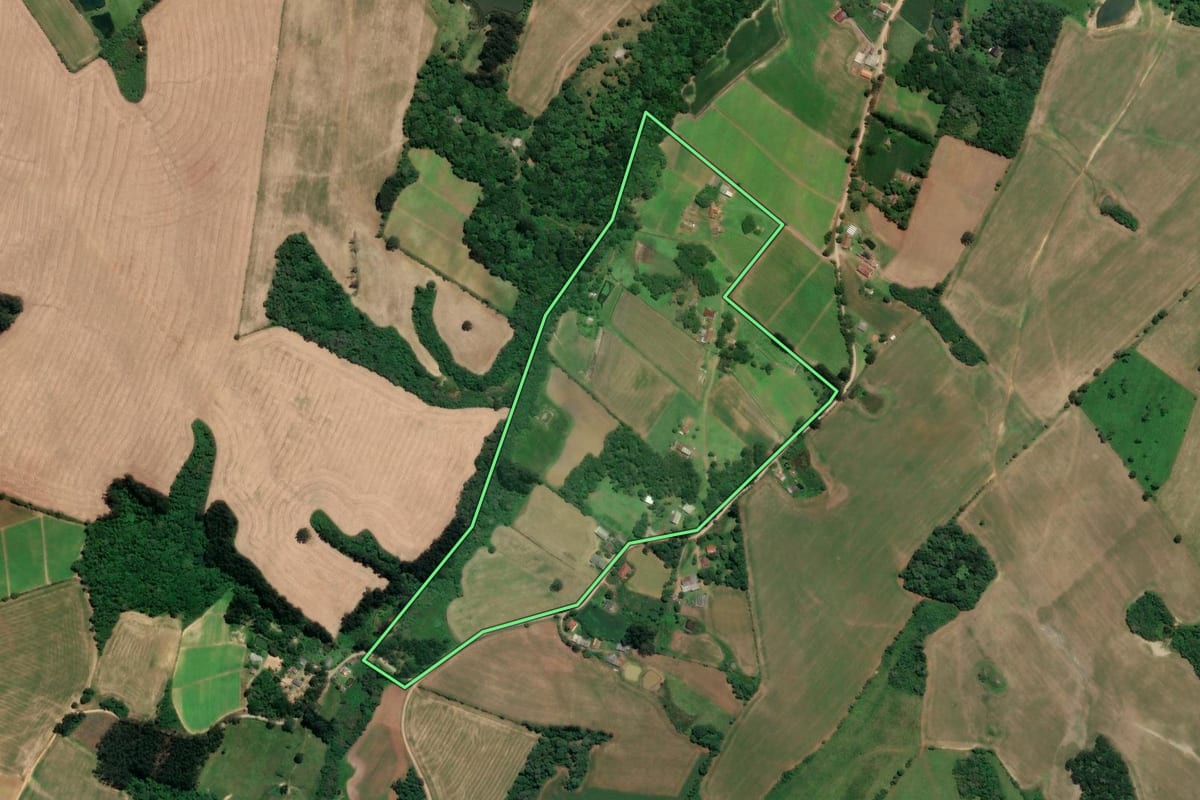 Imagem de satélite do imóvel rural em Mafra (SC), com o contorno declarado no CAR desenhado por cima.