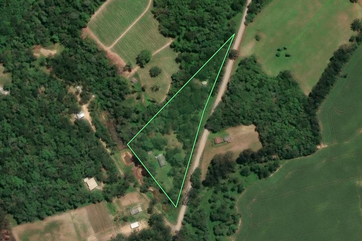 Imagem de satélite do imóvel rural em Mafra (SC), com o contorno declarado no CAR desenhado por cima.